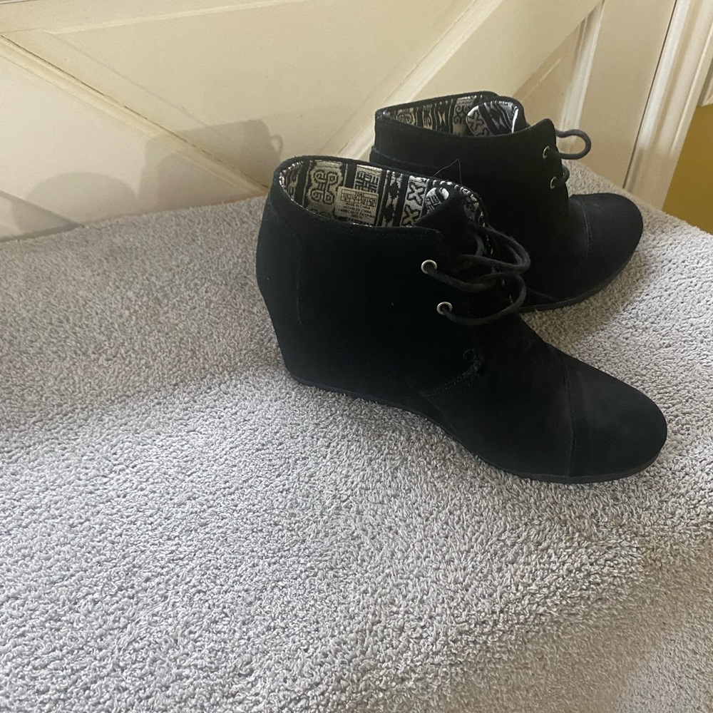 Tom’s women’s ankle booties